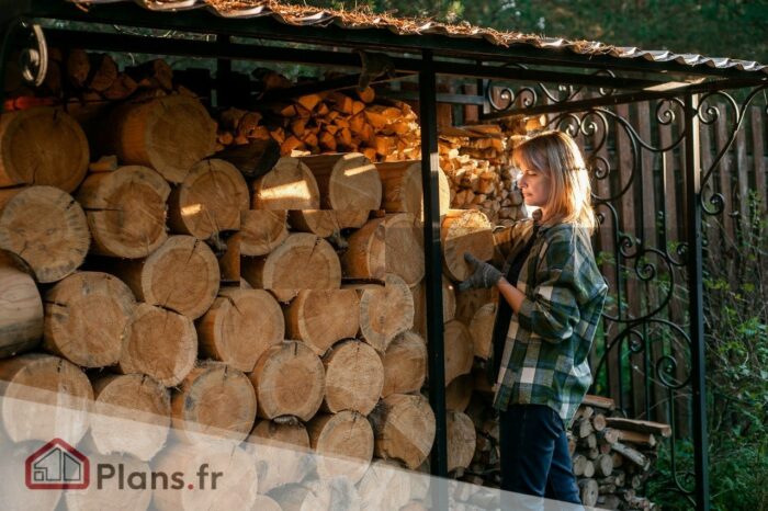 Construire un abri solide, pratique et économique pour votre bois de
