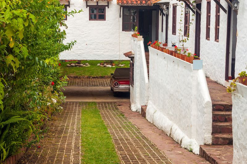 Une allée de jardin peut combiner pavés et pelouse