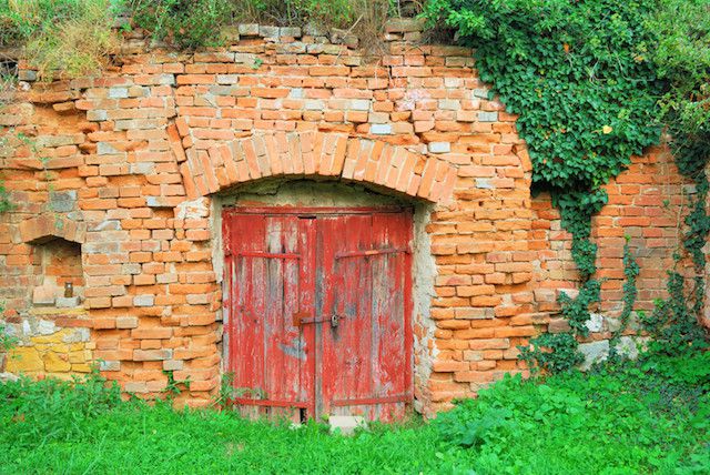 cave naturelle dans son jardin en terre