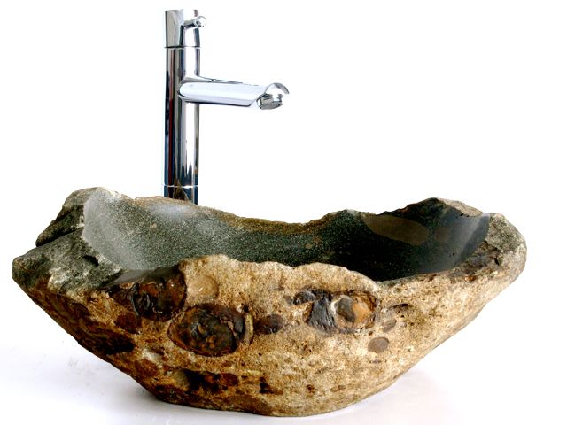 Une vasque d'évier en pierre naturelle