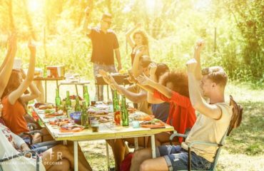 famille jardin barbecue