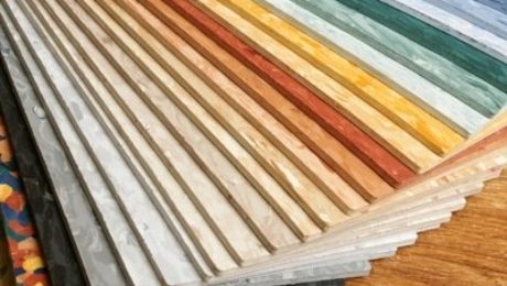 Un éventail de différents linoléums