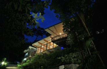 La maison dans les arbres dans la nuit