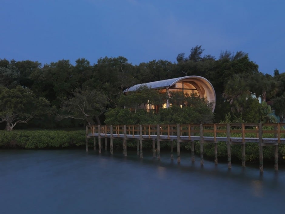 La maison vue de la baie