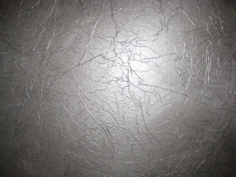 Un mur recouvert de papier de soie peint