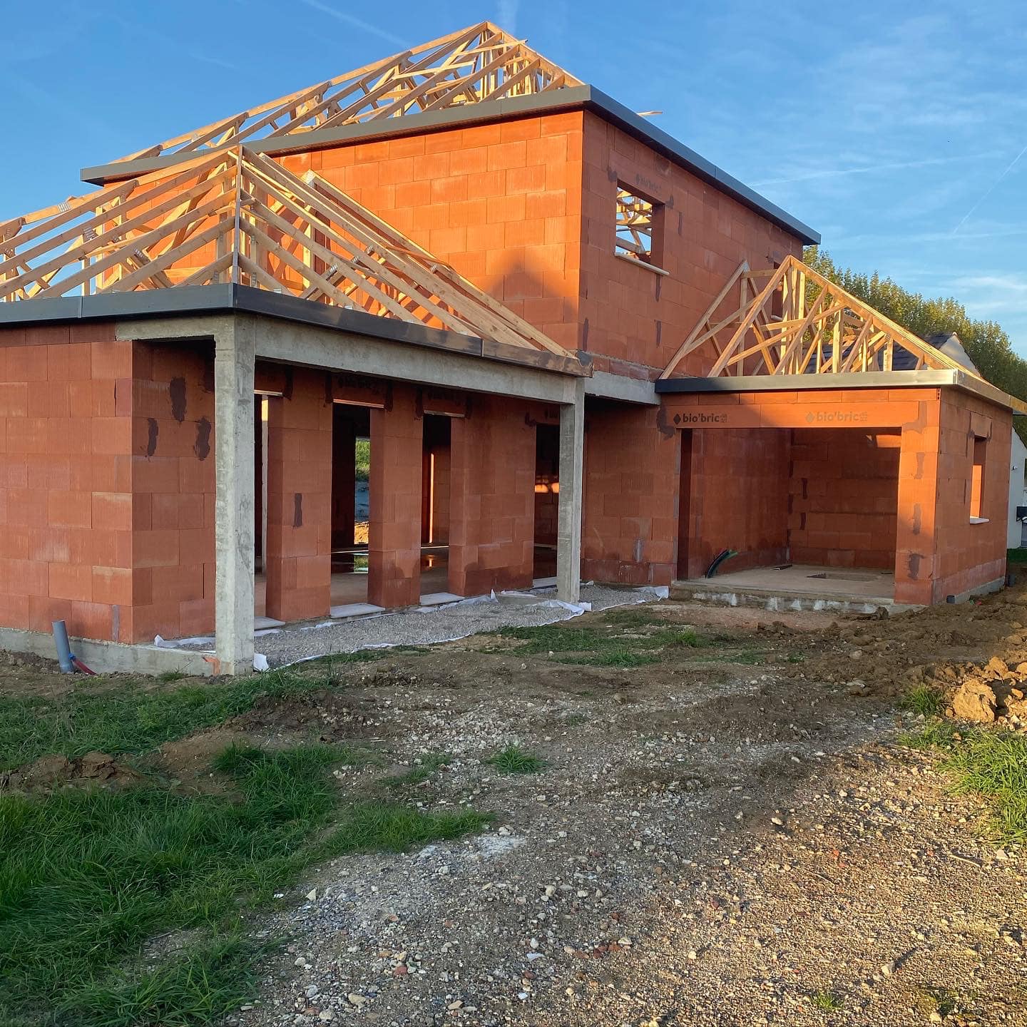 Bonjour, 
Suite aux pénuries de tuiles nous attendons toujours nos tuiles Givern