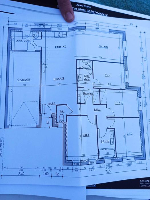 Bonjour. 
 Voici une ébauche de notre plan. 
 Nous ne sommes pas fan de la disposition de la suite parentale … pas de fenêtre dans la salle de bain et entrée par le dressing. Avez vous des idées pour 