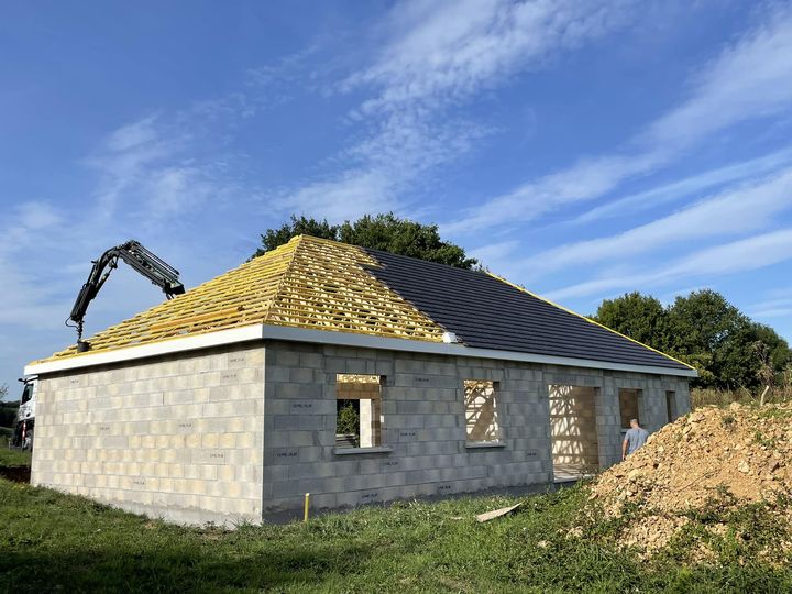 Bonjour à tous les tuiles sont enfin arrivés sur le chantier 
 J’aimerais savoir combien en combien de temps avez-vous été livré après la pose de la menuiserie ? ￼￼
