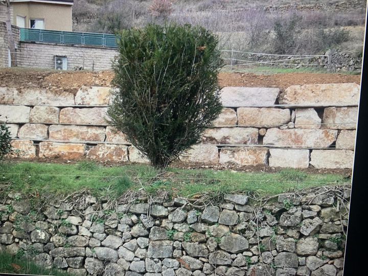 Bonsoir,
Je vais avoir besoin d’un enrochement pour soutènement sur mon terrain,je n’ai pas encore obtenue de devis, pour me faire une idée de ce qui se pratique combien avez vous bien payé du m3 de r