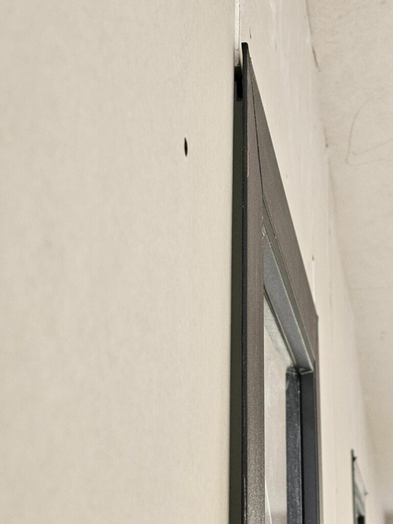 Bonsoir a tous. Petite question concernant la pose du placo sur notre chantier. J'ai remarqué un écart sur l'une d'elle entre le placo et le châssis de la fenêtre . Qu'en pensez vous ? ( Je n'y connai