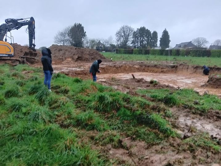 Bonsoir tout le monde ! Début de chantier pluvieux, début de chantier heureux (bon un peu moins pour les maçons )
