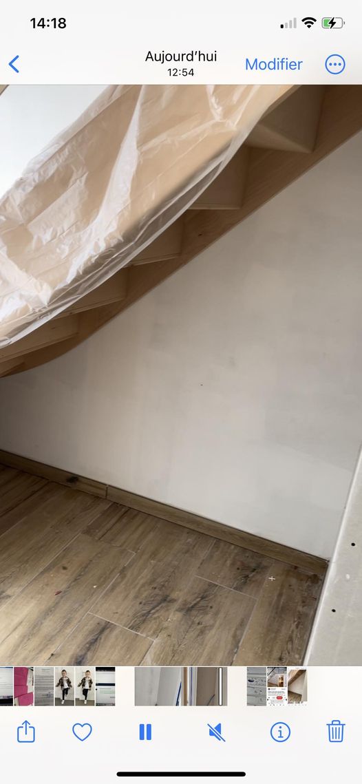 Des petites idées à me proposer ? Je me tâte entre faire des rangements ou mettre des styles de plantes avec cailloux.  Sachant que de l’autre plan de mur en face de l’escalier on va avoir un grand ra