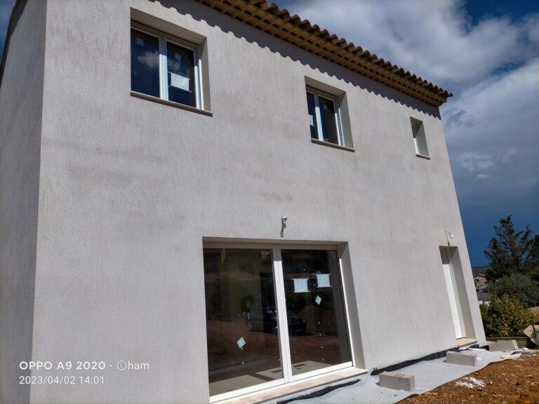 Bjr à tous,
  Voici notre façade, qu en pensez vous? Cela fait presque 1 mois qu elle a été faite et toujours des traces. On nous demande de prendre rdv pour débloquer les 95 % mais on ne veut pas tan