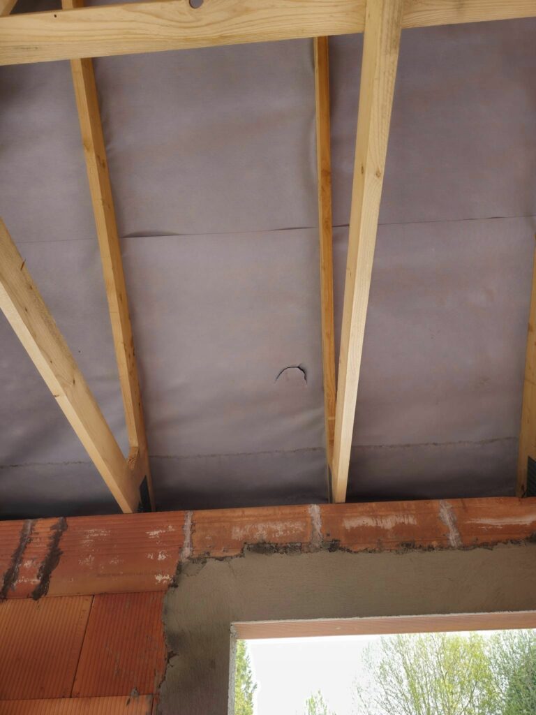 Bonjour, 
Nos tuiles ont été posées aujourd'hui et après un tour sur le chantier en fin d après-midi, nous avons remarqué que l écran de sous toiture était abîmé. Troué et déchiré par endroit.
Qu en p