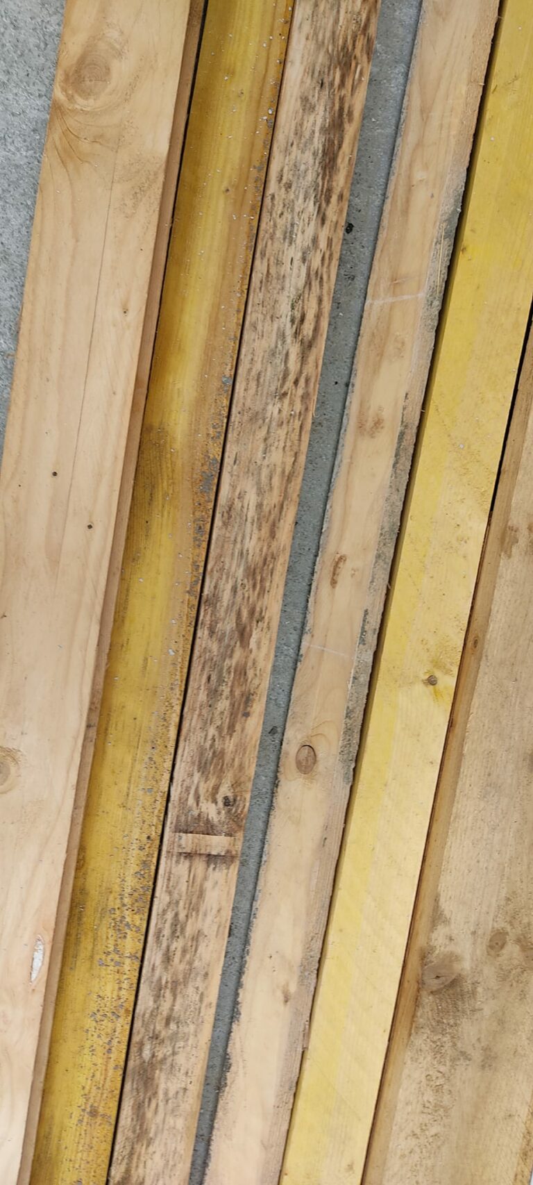 Bonjour
Pouvez vous me donner votre avis sur les planches prévues pour la charpente vue qu'on sait pas si c'est ok pour poser ça au niveau de la charpente.

Nous fesons construire. Ce matériel est le 