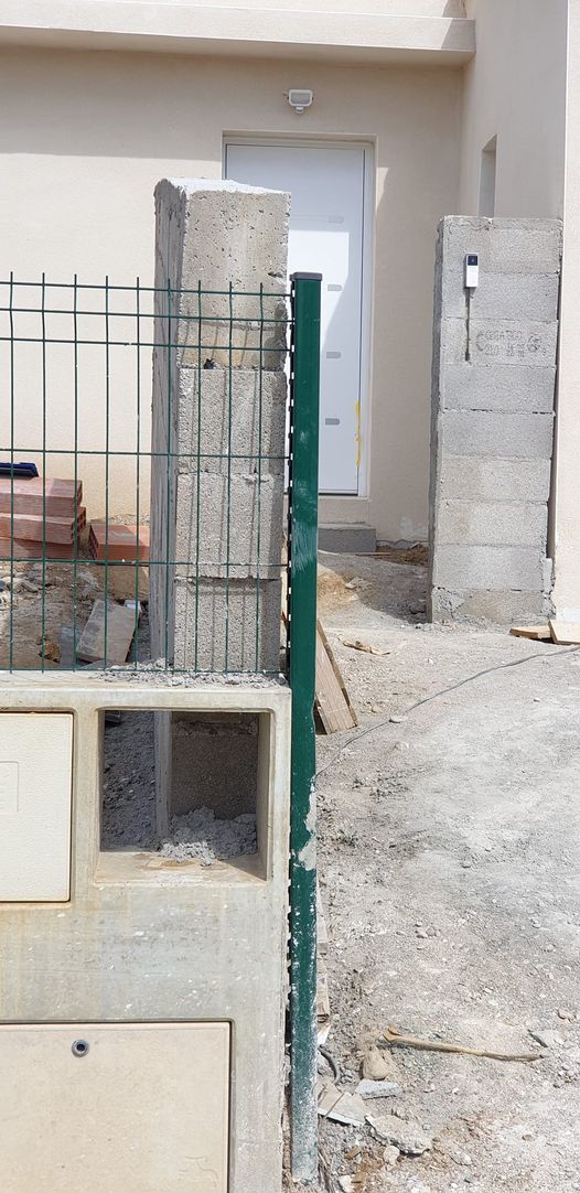 Bonjour à vous toutes et tous 
Catastrophe avec le maçon. 
Le muret est monté au ras de la limite obligatoire du parking. Et le coffret des concessionnaires est également posé en limite. Sans compter 