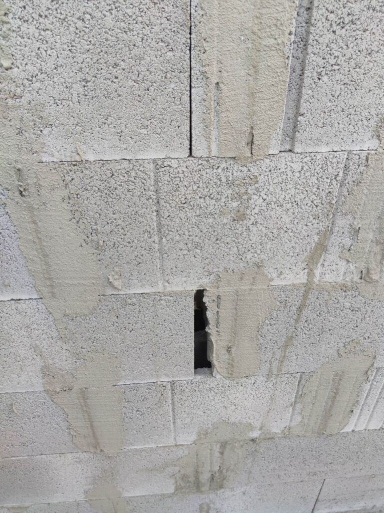 Bonjour je suis passée sur mon chantier hier et j'ai constaté de gros écarts entre les parpaings... C'est mon premier projet de construction j'avoue que je n'y connais rien, pourriez vous me donner vo