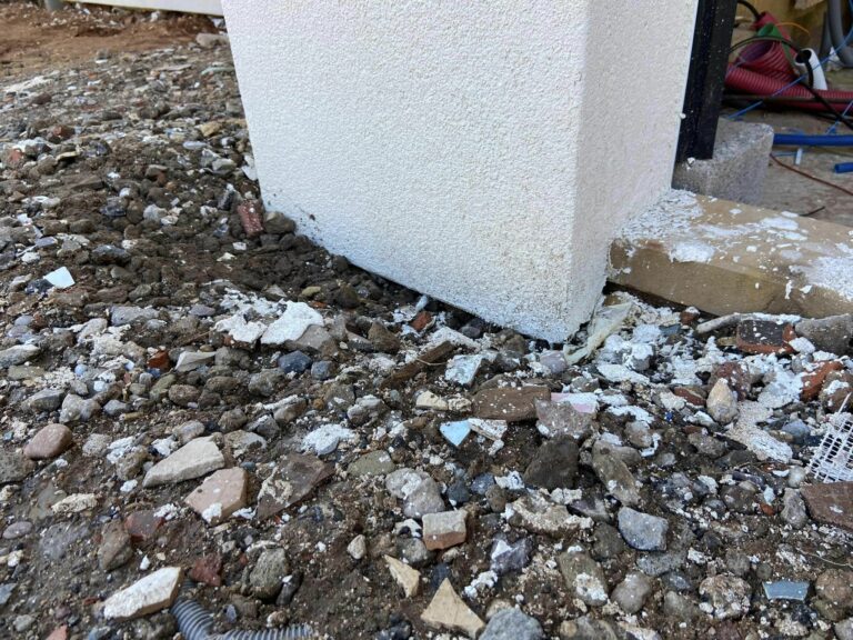 Bonsoir,
Nous avons besoin d’avis.. 
Le facadier vient de faire la façade sur notre maison en ossature bois. Cependant, nous doutons fortement de la conformité de celle-ci. 
En effet, notre sol fini s