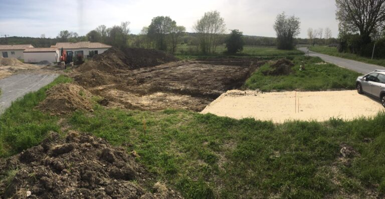 Ca y est, trois mois après la date contractuelle de démarrage de chantier, le terrassement du terrain et les fouilles ont commencé ce mercredi 19 avril. 
 A suivre...
