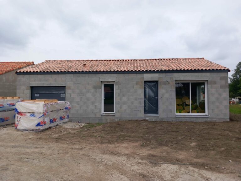 Commencé le 9 janvier exactement 
 Notre maison est hors d eau hors d air. Le Placo et l'électricité ont commencé également.  La façade sera commencé demain. Nous sommes très ravie. Nous sommes de Ven