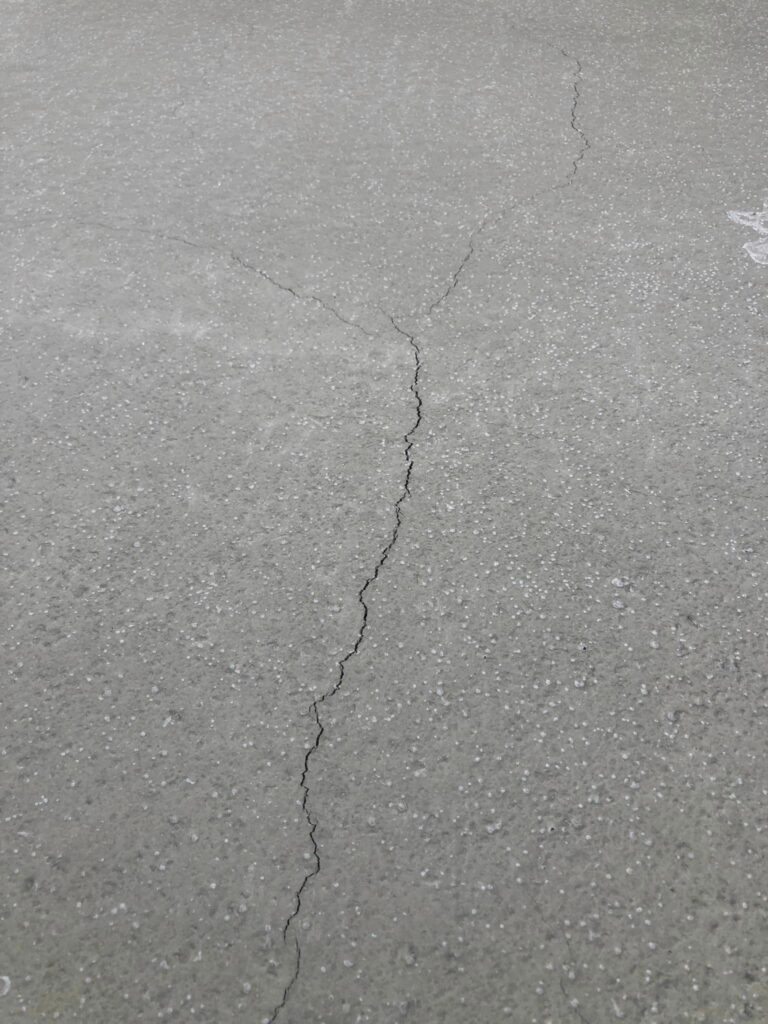 Bonjour 
 Dalle coulée il y’a 4 h 
 Elle est déjà toute fendue 
 J’ai contacté le maître d’œuvre à qui j’ai envoyé la vidéo, il me répond léger faïençage de surface il prévient les maçons.
 Apparemmen