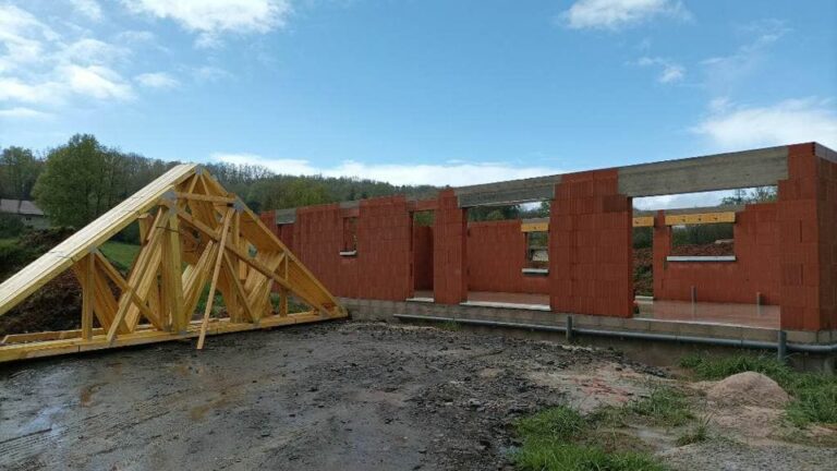 Début des travaux fin février, charpente semaine prochaine et tuiles et menuiseries dans la foulées 
