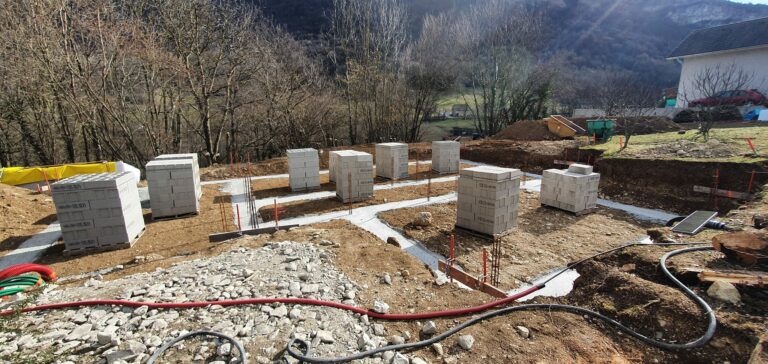 Bonjour,

Friande de vos publications, je vous partage à mon tour quelques photos de notre debut d'aventure 

Les travaux ont commencé en février  et voilà notre maison hors d'eau hors d'air depuis 15
