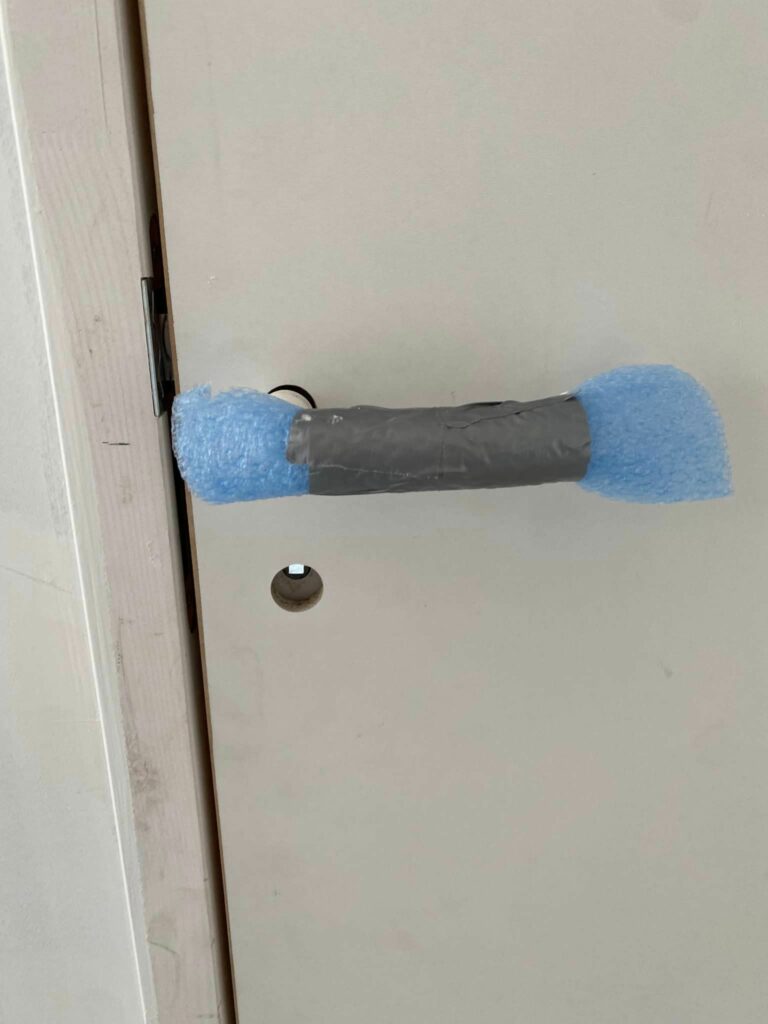 Bonjour, 
 J’ai besoin de vos conseils. 
 Voici mes portes et voici les poignées que je souhaite mettre. 
 Comment « cacher/boucher » le trou de la serrure ? 
 Le menuisier a installé des portes à ser