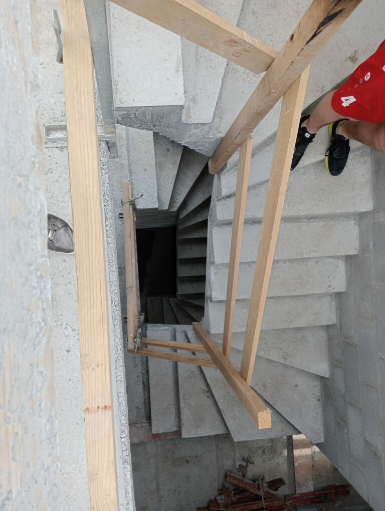 J'aimerais des idées, conseils pour sécuriser mes 2 escaliers 2 quarts tournant sachant que j'ai 2 enfants en bas-âge. Merci 
