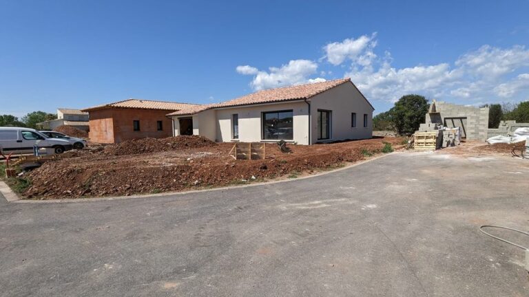 Bonjour à tous, 
Nous sommes actuellement en construction avec maison de Manon ( groupe hexaom, maison France confort et compagnie...).
Nous approchons de la livraison et beaucoup de remarques reste n