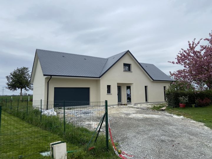 Bonjour à tous, 
 j’ai une question, à la fin des travaux est ce que le constructeur retire les gravats et les résidus de chantier (agglos, ardoise, enduits…)
 Comment cela s’est passé pour vous?
 Mer