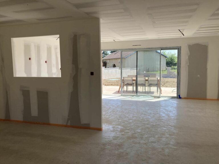 Chape coulée, électricité finie pour le moment ! Peinture et carrelage mi-juille