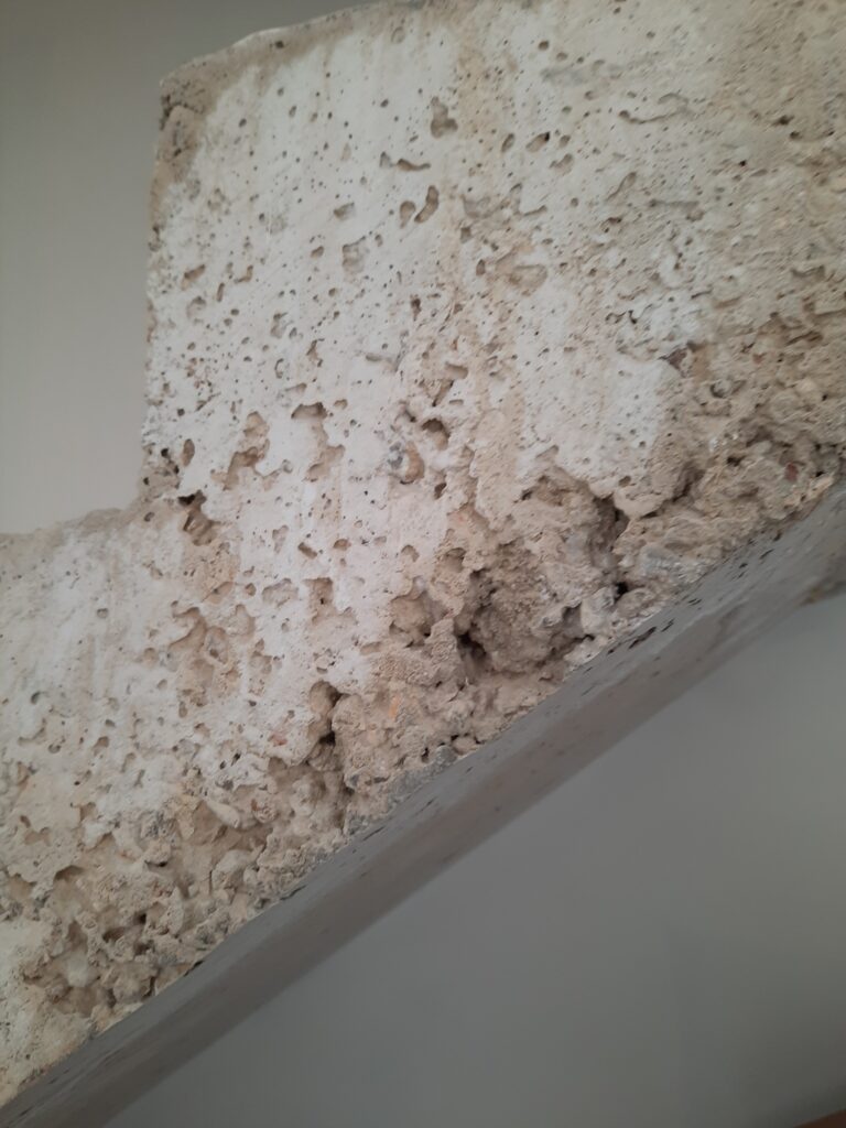 Bonjour,
 J'ai acheté de l'enduit de rebouchage pour mon escalier béton mais c'est 1cm max.
 Avec quoi je peux faire les trous de 3 cm ?
 Merci
