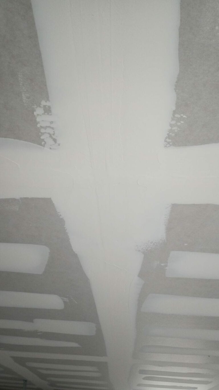 Plaquiste vient de faire les Bandes du plafond.
 Alors, je suis pas du métier mais je trouve ça....Dites moi ?
