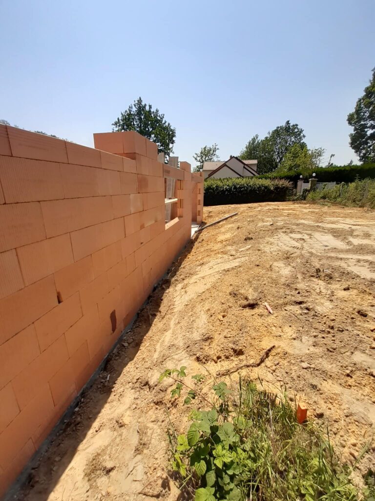 Bonjour à tous,

J’ai un problème avec mon terrassier, lors du remblai, celui-ci