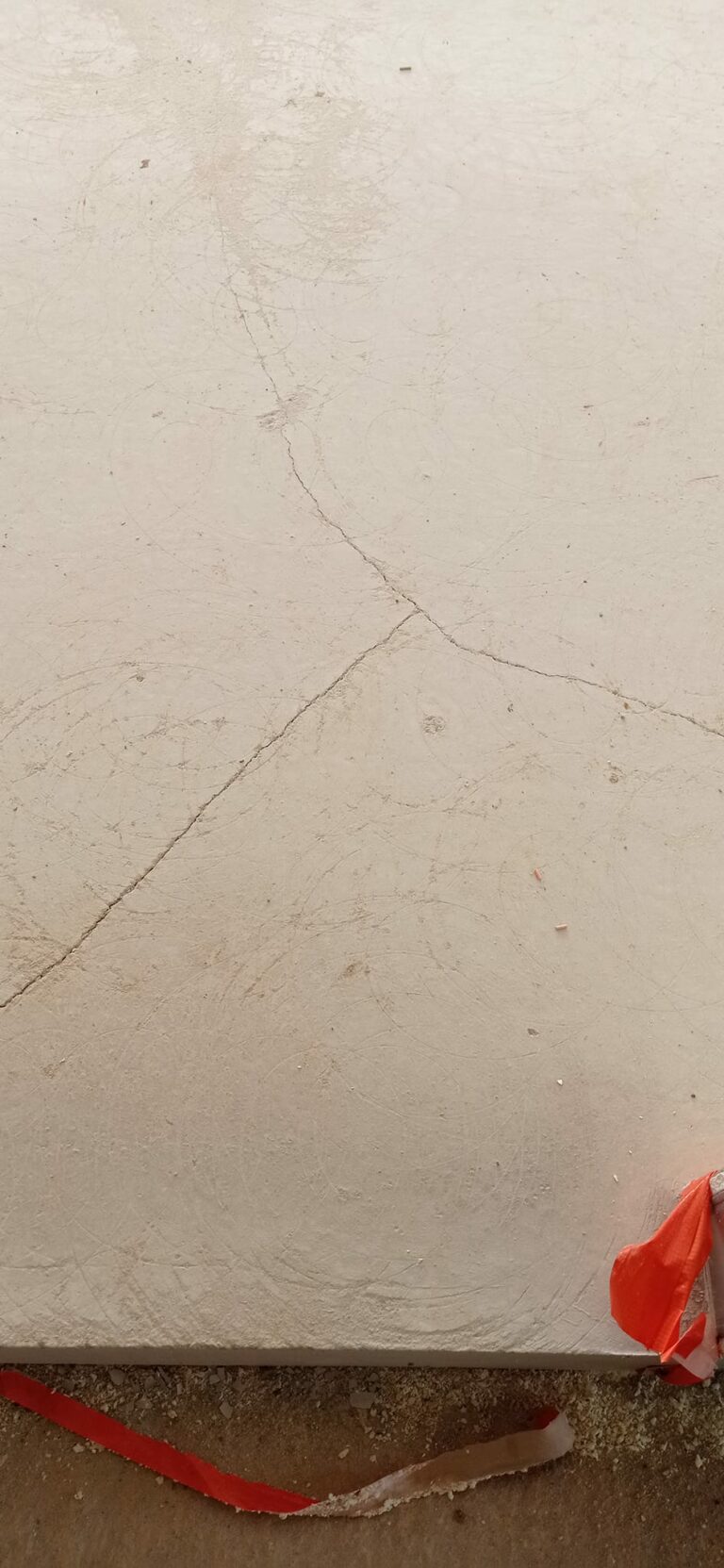 Bonjour à tous,
 Voici les photos de ma chape coulée le 7 juin,je suis hyper inquiet..
 Qu'en pensez vous?
 Poser de carrelage sur cette chappe?possible? Ou mon carrelage va péter?existe t'il des solu