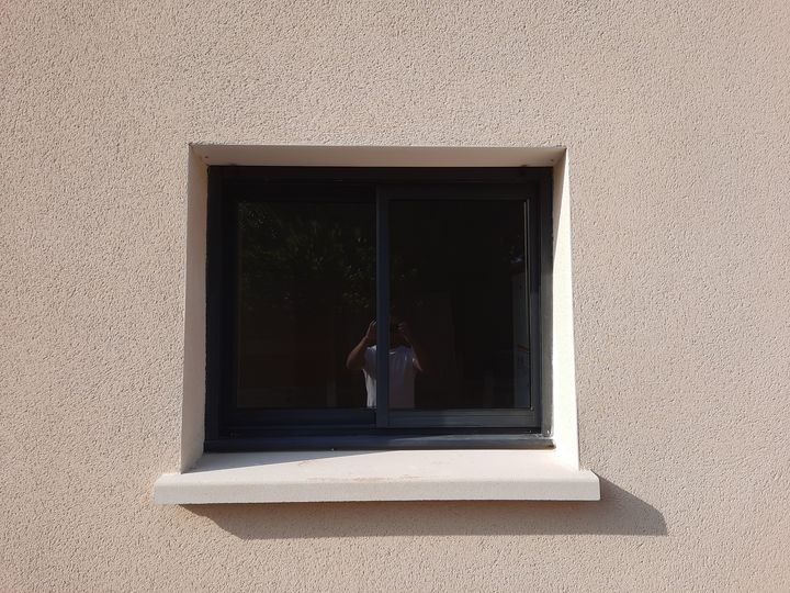Bonjour à tous, nous venons de réceptionner notre maison. Le mur de droite n'est pas droit. L'enduiseur nous propose de refaire TOUTE LA FACADE (10 mètres de large sur 5 mètres de haut ! ) . Nous trou