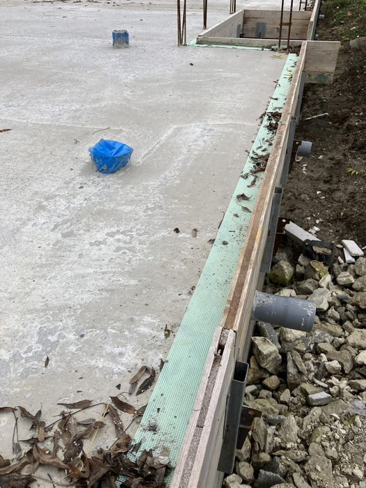 Bonjour à tous
 Sauriez vous me dire ce qu'est cette bande en plastique verte?
