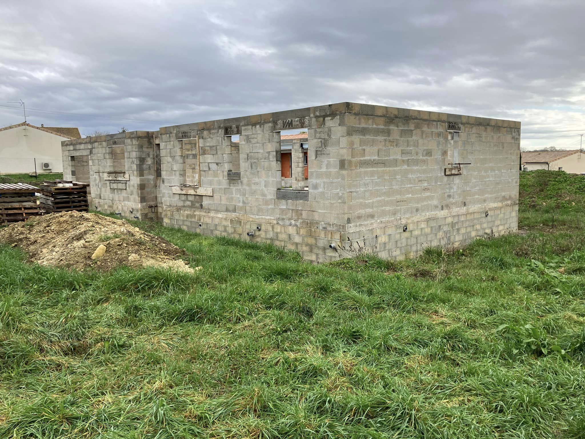 Pour ceux qui ont suivi le post précédant, 
 voila la fin de l'élévation des mur